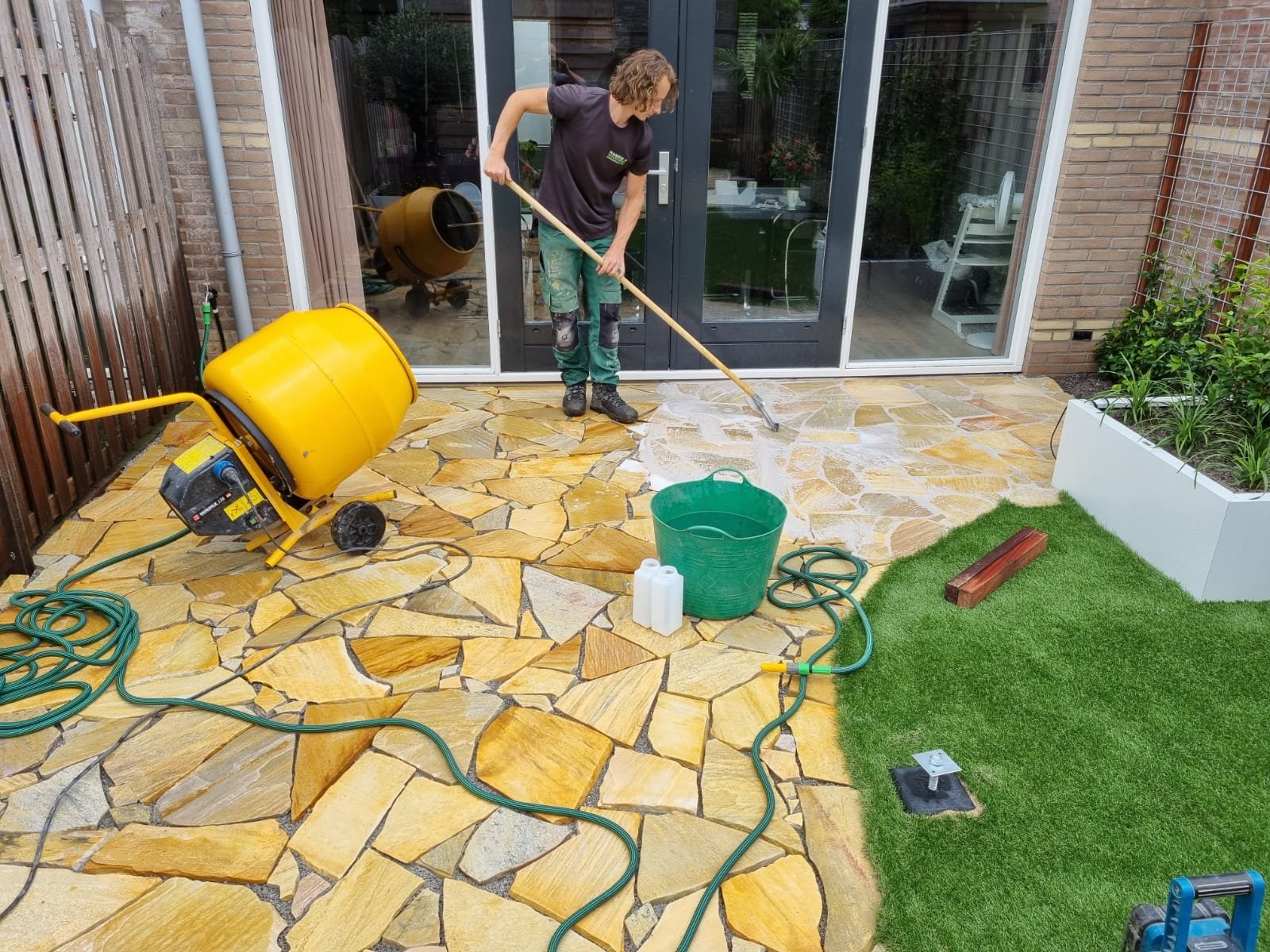 Flagstones verwerkt met Romfix bodemstabilisatie en voegmiddel Romfix pro Flagstones verwerkt met Romfix bodemstabilisatie en voegmiddel Romfix pro