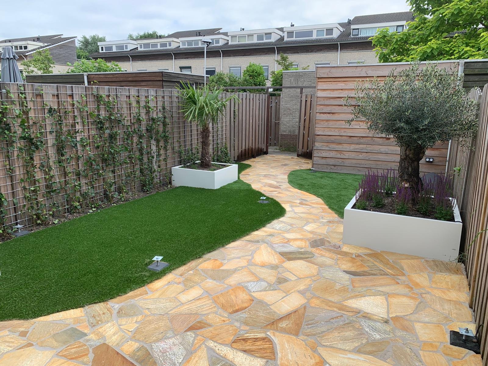 Flagstones verwerkt met Romfix bodemstabilisatie en voegmiddel Romfix pro Flagstones verwerkt met Romfix bodemstabilisatie en voegmiddel Romfix pro