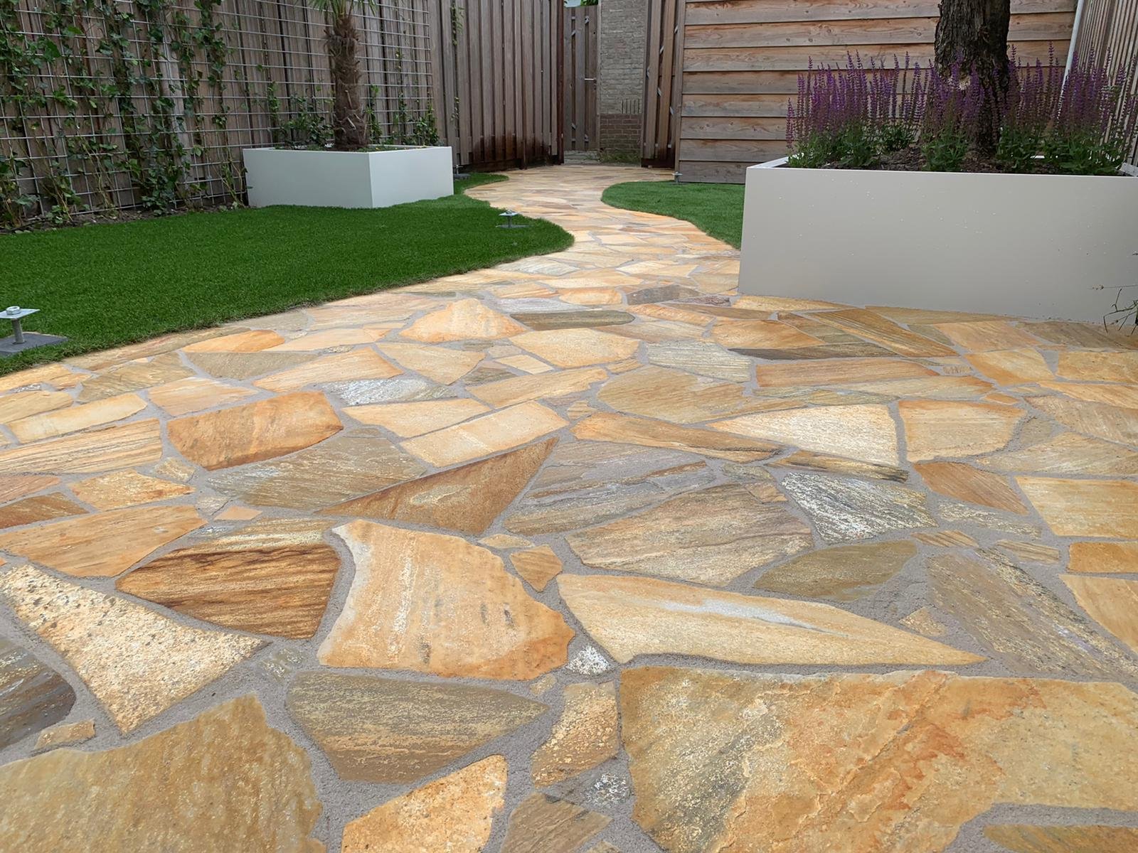 Flagstones verwerkt met Romfix bodemstabilisatie en voegmiddel Romfix pro Flagstones verwerkt met Romfix bodemstabilisatie en voegmiddel Romfix pro