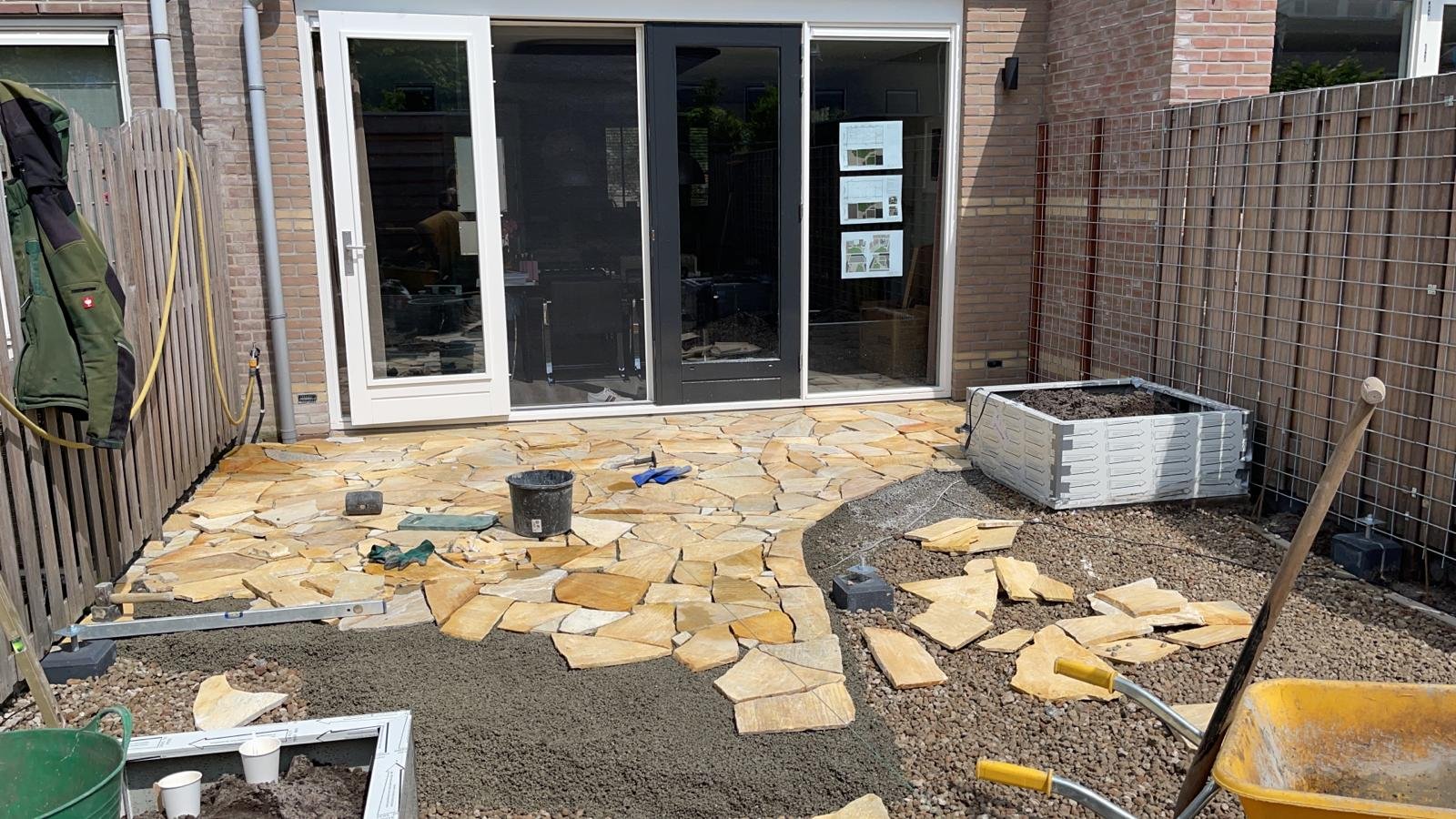 Flagstones verwerkt met Romfix bodemstabilisatie en voegmiddel Romfix pro Flagstones verwerkt met Romfix bodemstabilisatie en voegmiddel Romfix pro