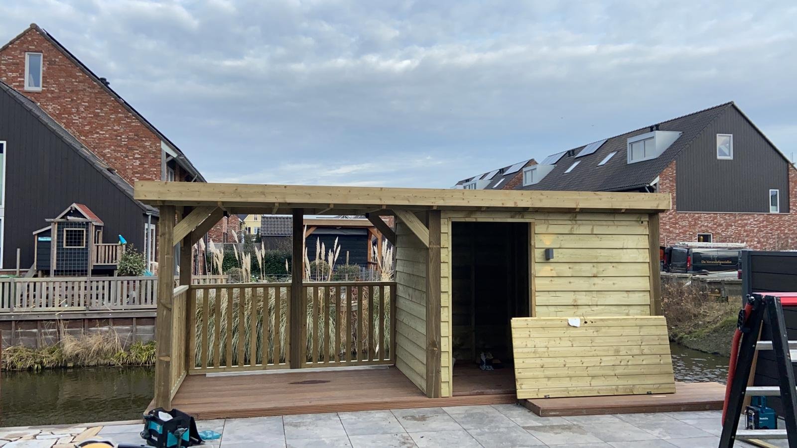 Maatwerk tuinhuis met overkapping Maatwerk tuinhuis met overkapping