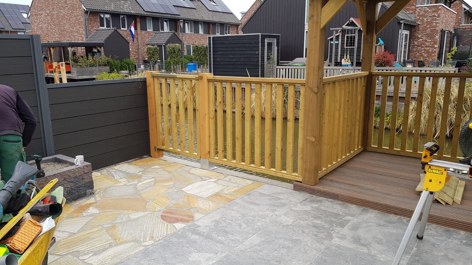 Maatwerk tuinhuis met overkapping Maatwerk tuinhuis met overkapping