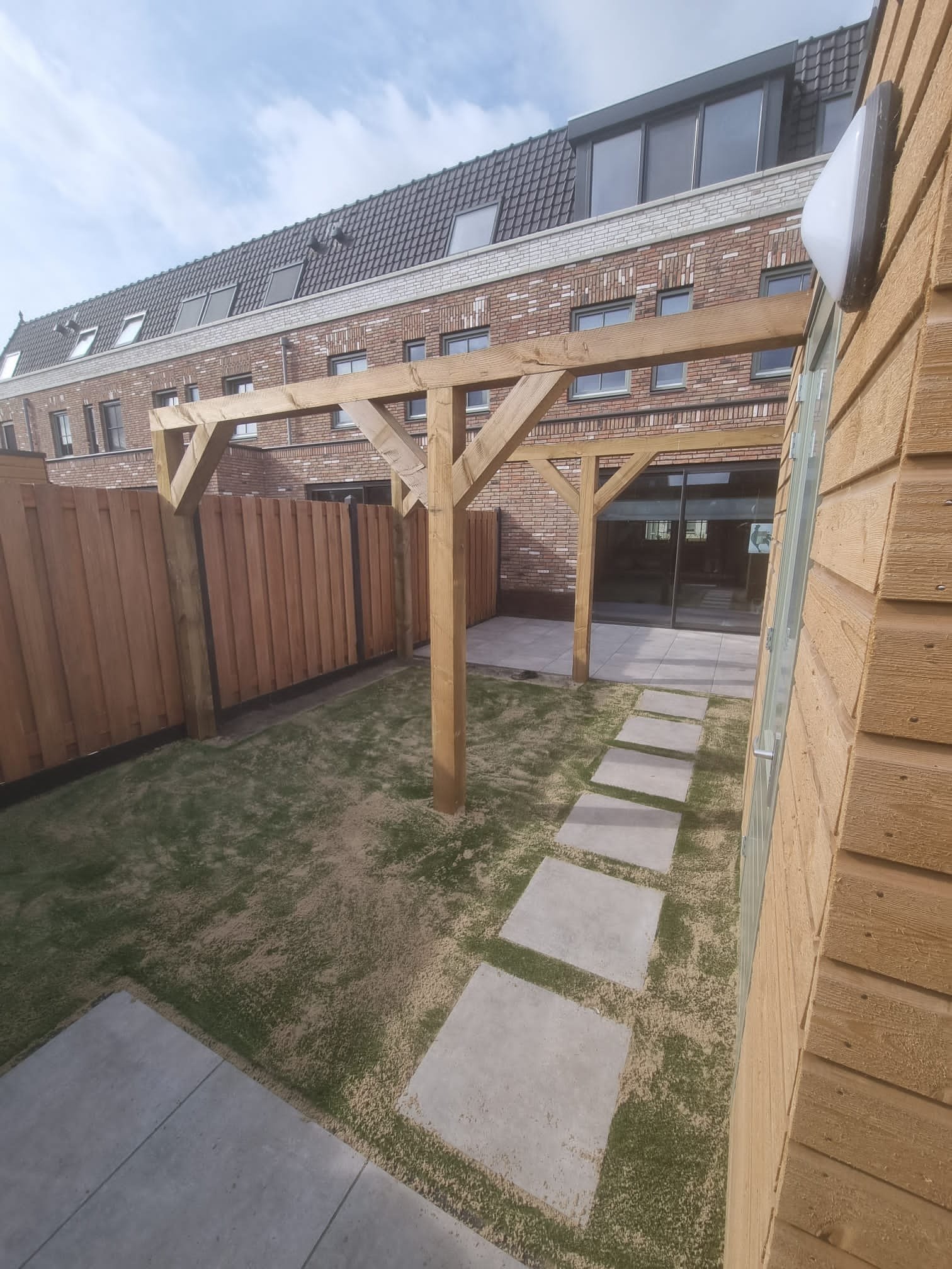 Keramische tegels, kunstgras en pergola Keramische tegels, kunstgras en pergola