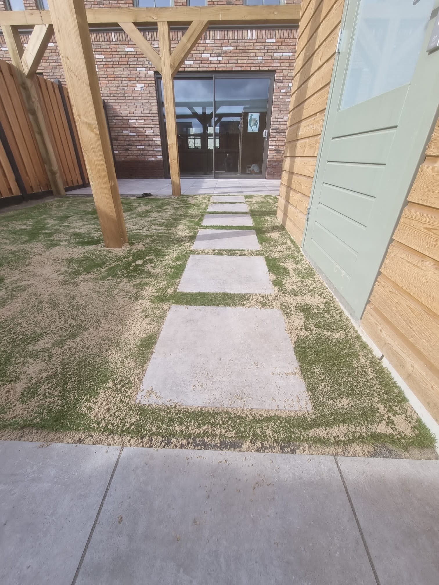 Keramische tegels, kunstgras en pergola Keramische tegels, kunstgras en pergola