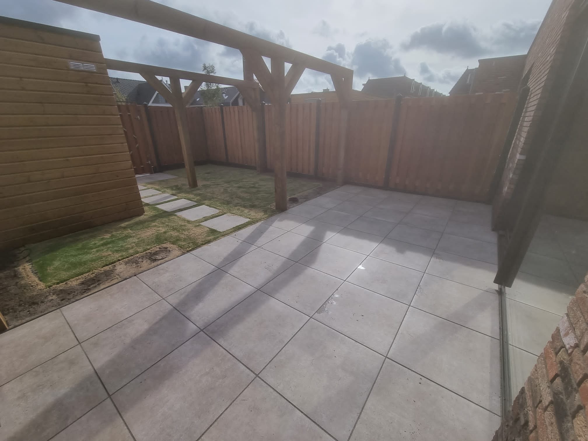 Keramische tegels, kunstgras en pergola Keramische tegels, kunstgras en pergola