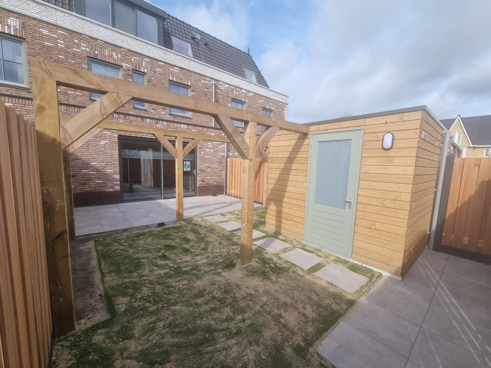 Keramische tegels, kunstgras en pergola Keramische tegels, kunstgras en pergola