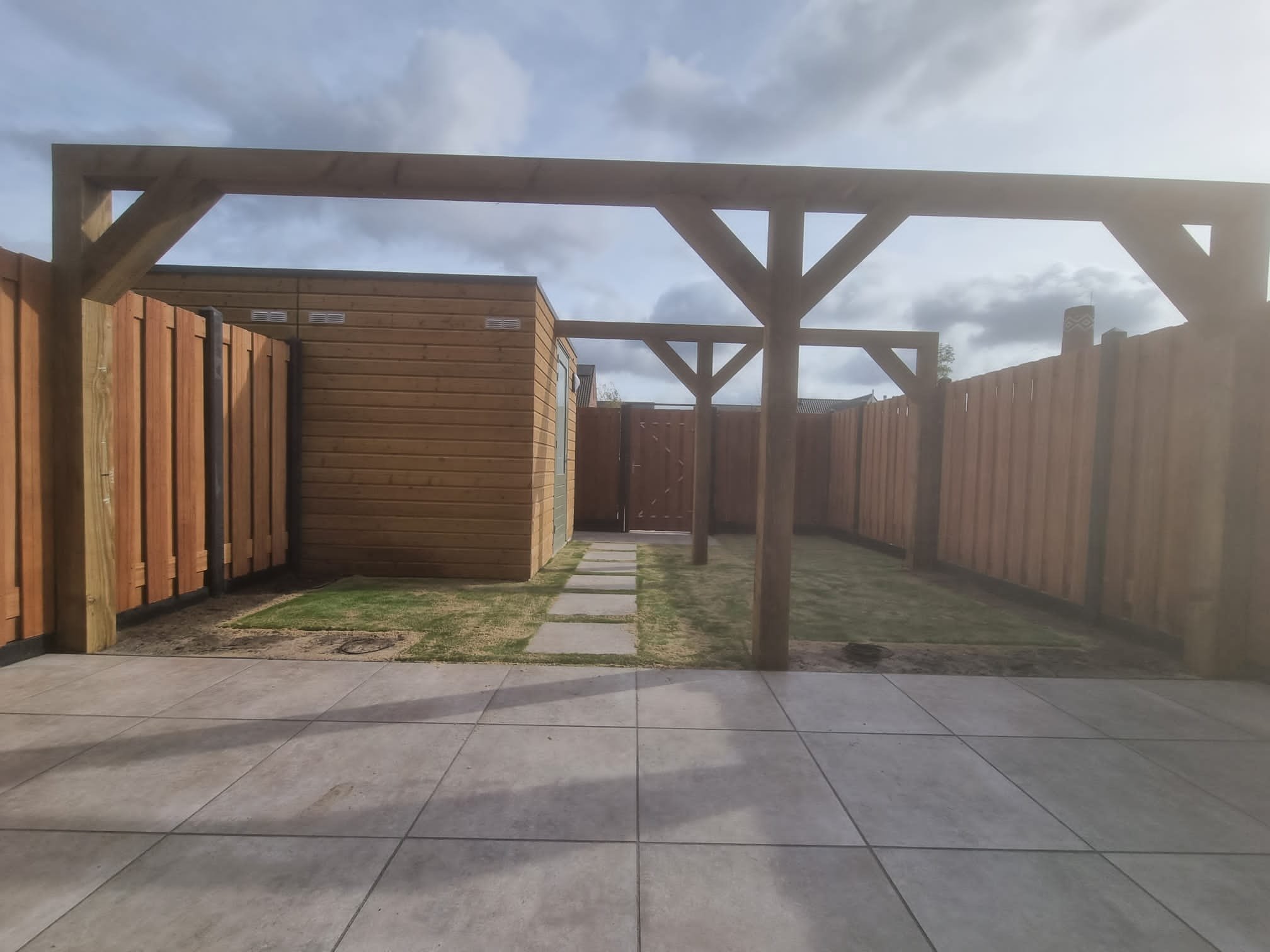 Keramische tegels, kunstgras en pergola Keramische tegels, kunstgras en pergola